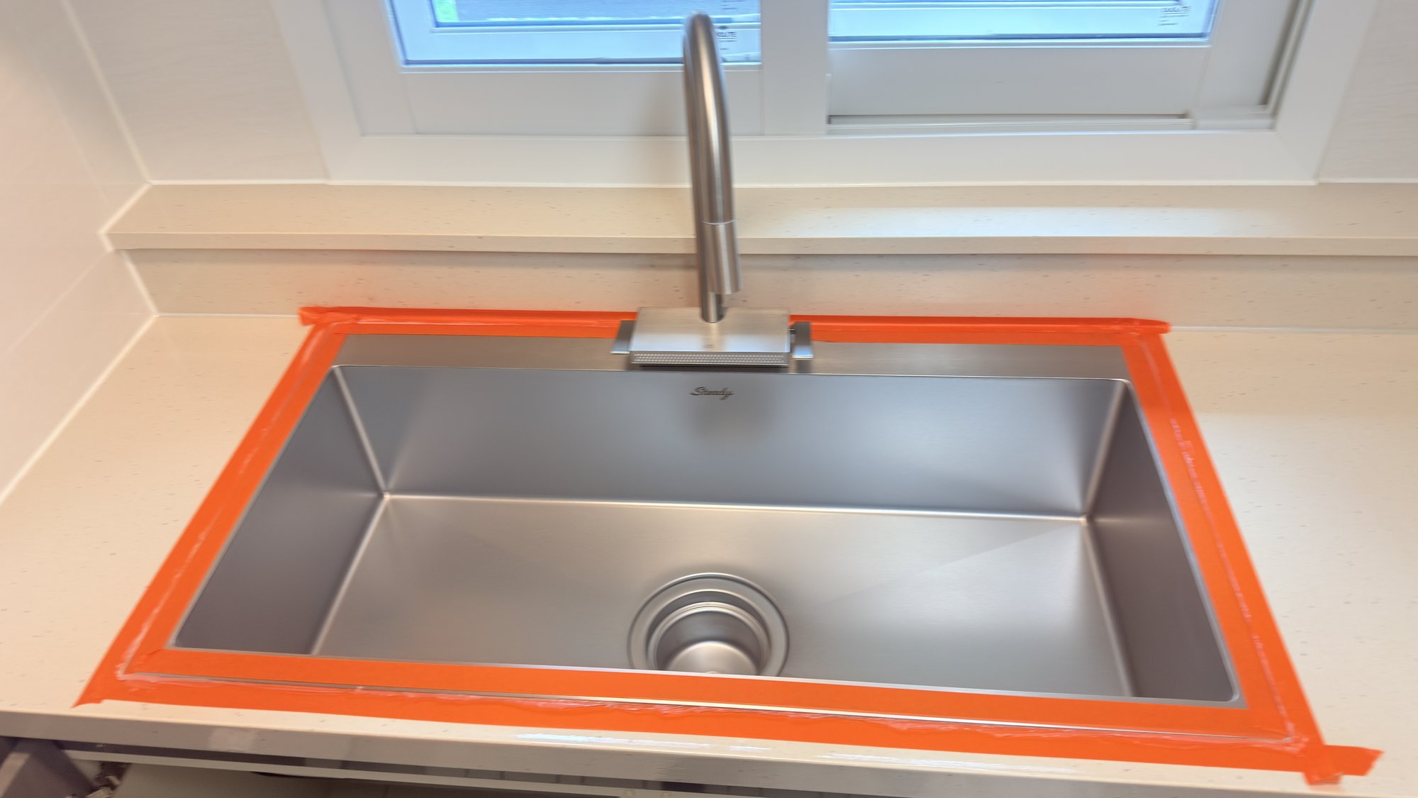 AK Steady 9952 인셋 시공 직후 마스킹 테이프