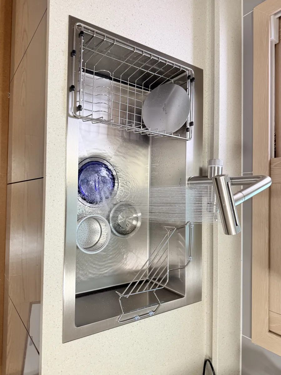 EF-201 수전으로 벨라고 벨리타 BLE-858 볼 전체를 헹구는 모습